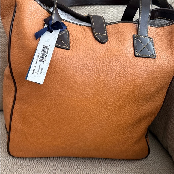 Dooney and Bourke, large Leather Tote Bag and cosmetic case - Picture 13 of 16